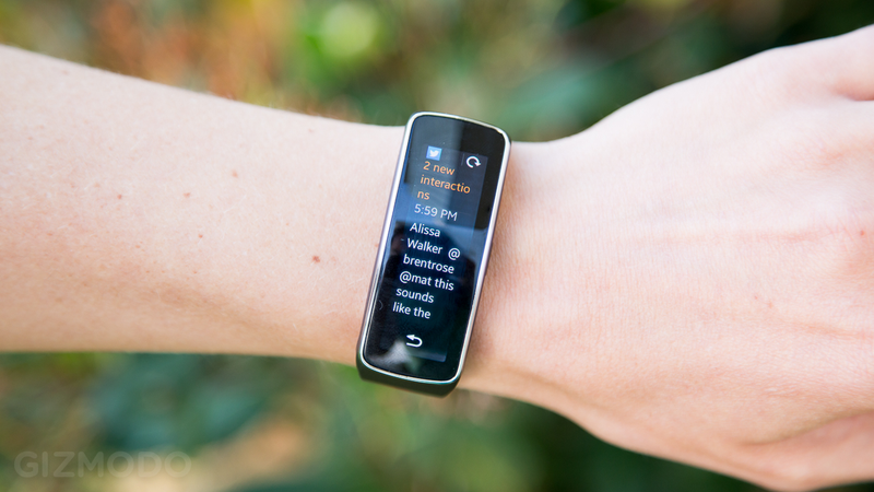 Illustration for article titled Samsung Gear Fit Review: A Beautiful Wristable Gone to Waste
